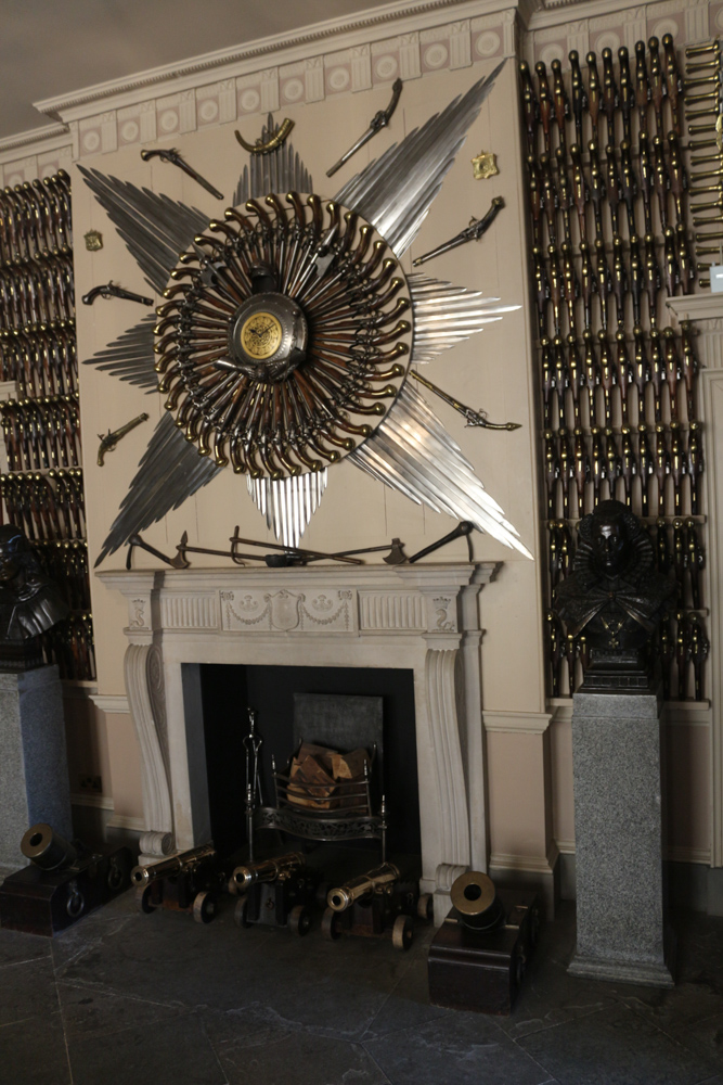 Waffensammlung im Eingangsbereich des Culzean Castle