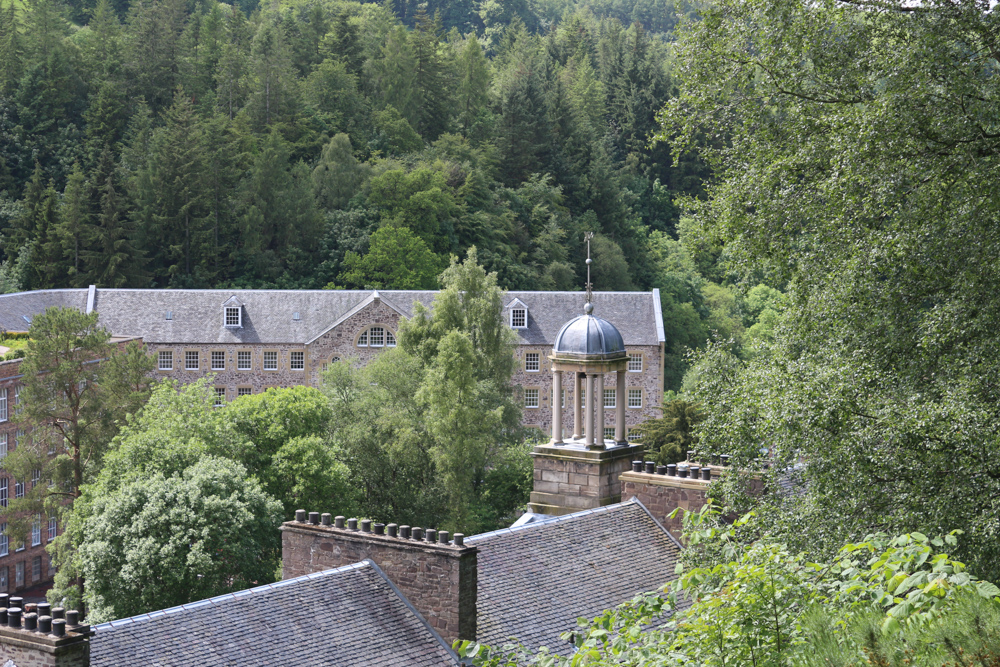 Glockenturm über den Unterkünften für die Arbeiter und ihre Familien von New Lanark