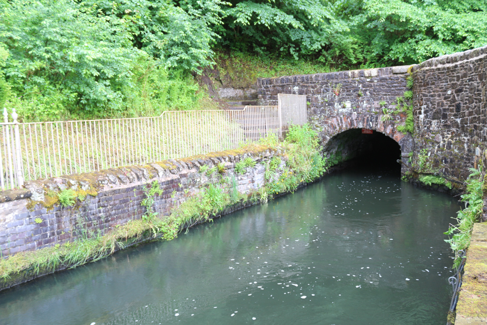 Parts of the water canal supplying New Lanark go through a tunnel in the rocks next to the river.