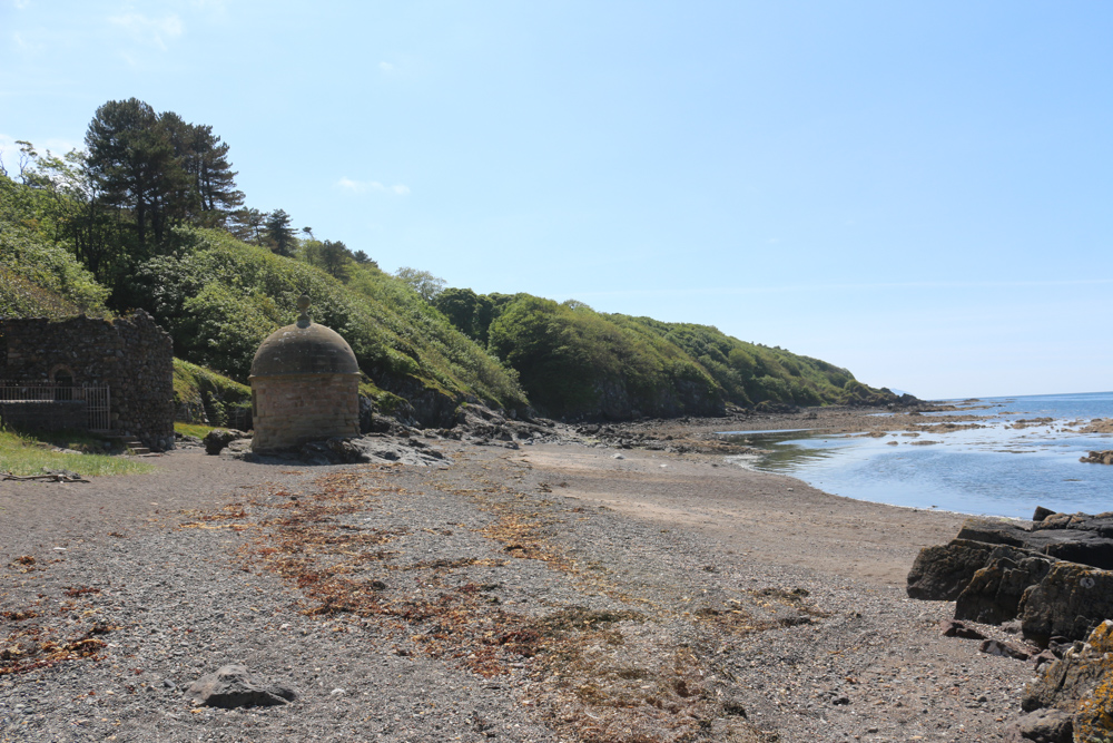 Der steinige Strand unterhalb des Culzean Castle