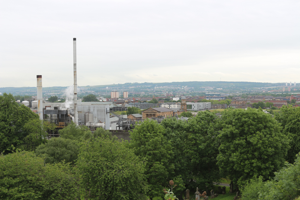 Glasgow Necropolis wurde auf einem Hügel neben der Kathedrale von Glasgow errichtet. Die Idee war vielleicht, dass man nach dem Tode eine gute Sicht über die heilige Stätte hat. Möglicherweise ist der wahre Grund aber, dass man vom Hügel stets den Geruch der benachbarten Bierbrauerei in der Nase hat.