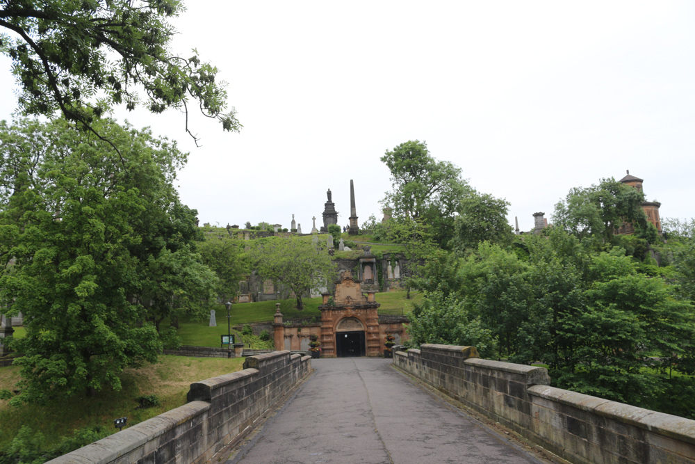 Die Brücke verbindet Glasgow Necropolis mit der Anlage rund um die Kathedrale von Glasgow.