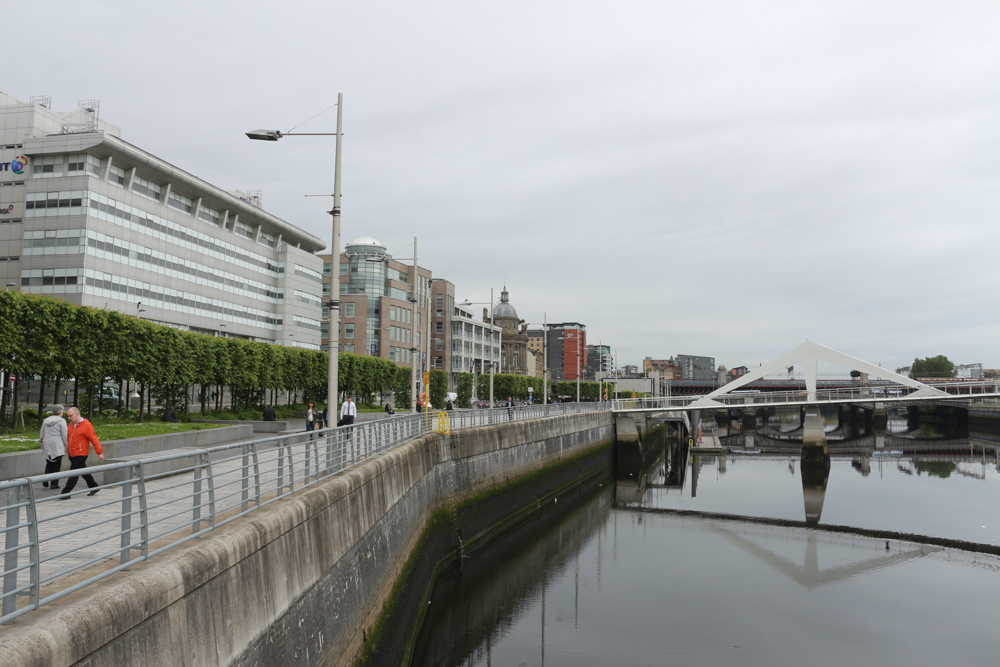 Uferpromenade in Glasgow entlang des Flusses Clyde