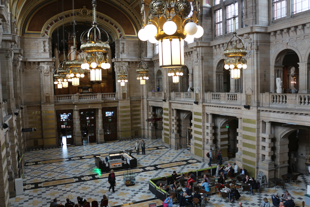 Eingangshalle des Kelvingrove Museum