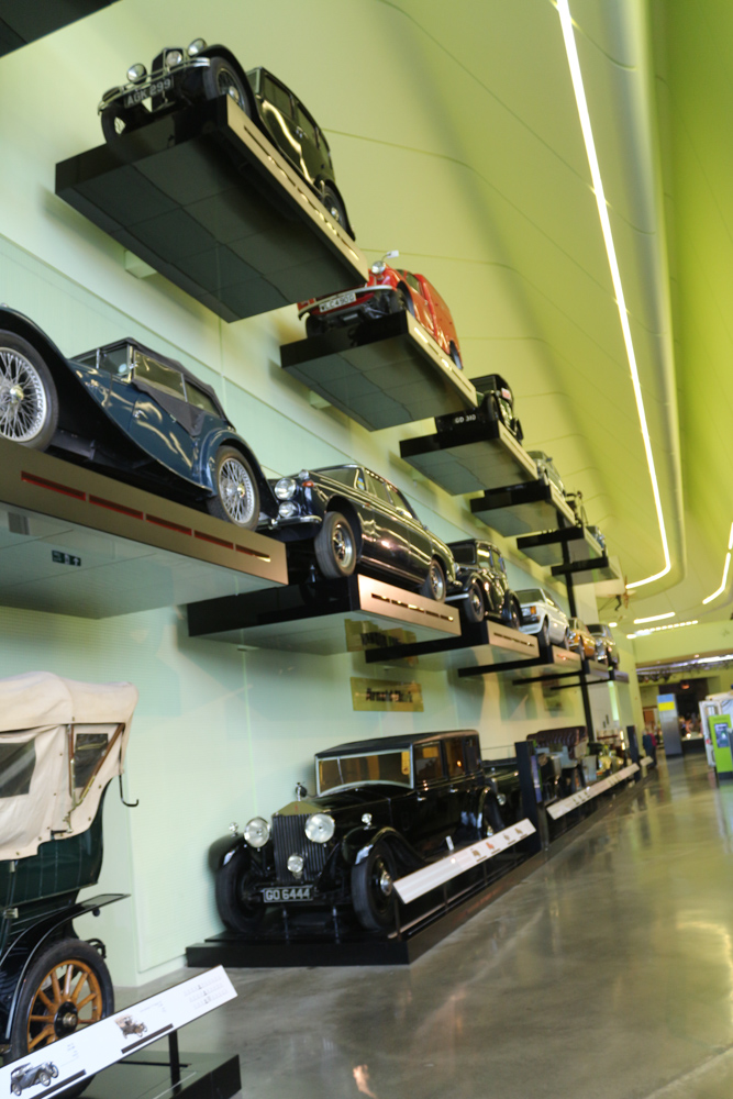 Das Riverside Museum in Glasgow besitzt eine große Sammlung an Autos, Rädern, Straßenbahnen, Lokomotiven und Booten