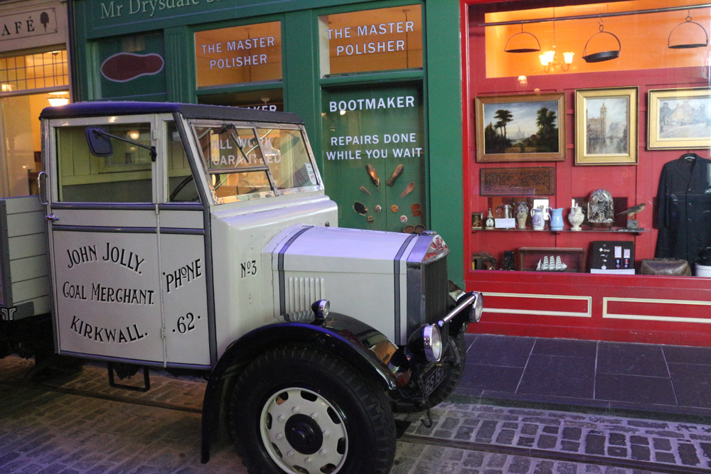 Straßenszene vor 100 Jahren, rekonstruiert im Riverside Museum in Glasgow