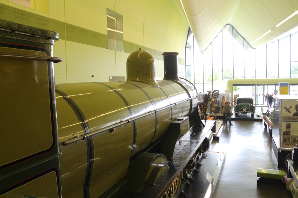 Das Riverside Museum in Glasgow besitzt eine große Sammlung an Autos, Rädern, Straßenbahnen, Lokomotiven und Booten