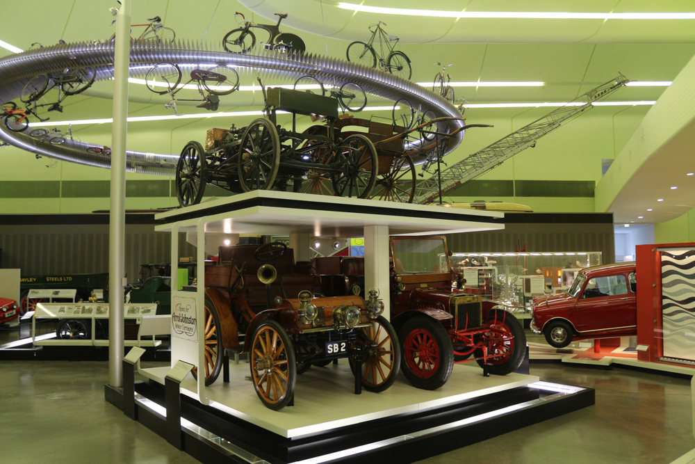 Das Riverside Museum in Glasgow besitzt eine große Sammlung an Autos, Rädern, Straßenbahnen, Lokomotiven und Booten