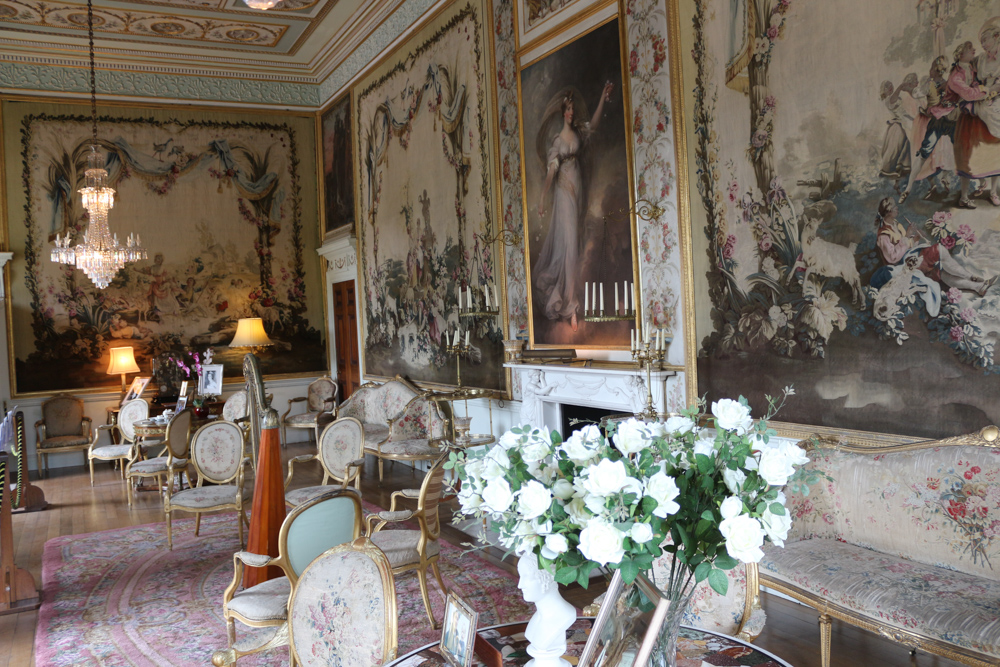 Salon mit großen Wandteppichen im Inneren des Inveraray Castle