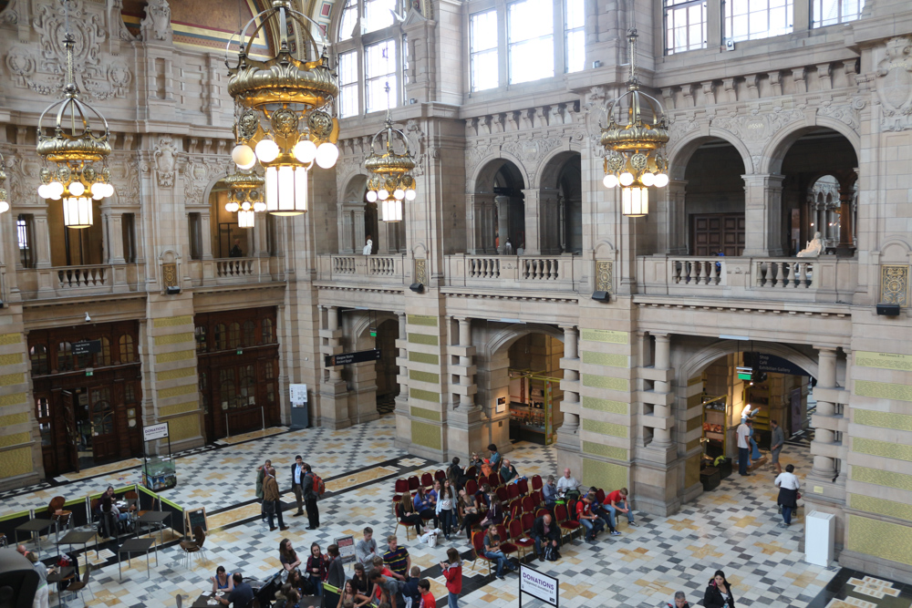 Eingangshalle des Kelvingrove Museum