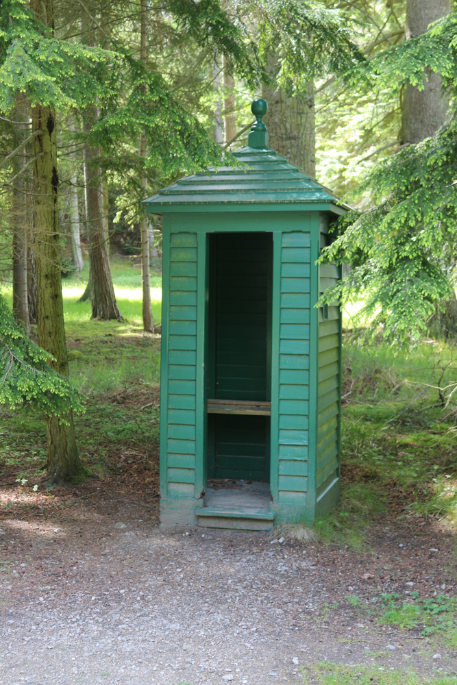 Green guard house along the park road to Balmoral Castle