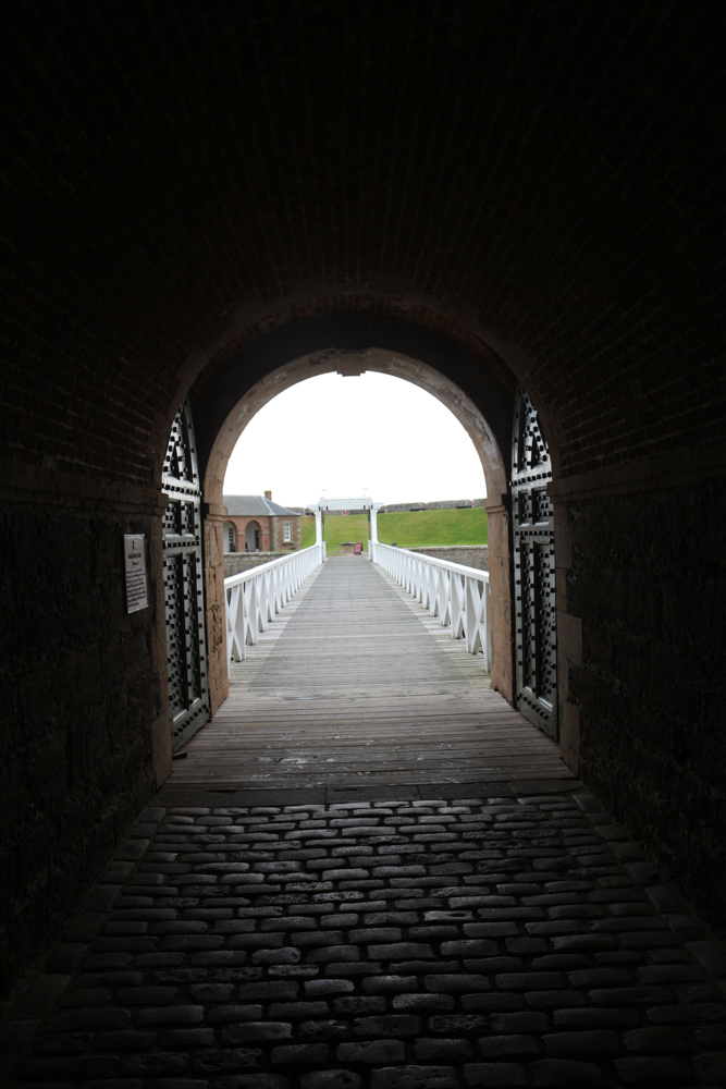 Ein Graben trennt die äußeren Bollwerke vom eigentlichen Fort. Eine Brücke verbindet die äußeren Bereiche mit dem Haupteingang.