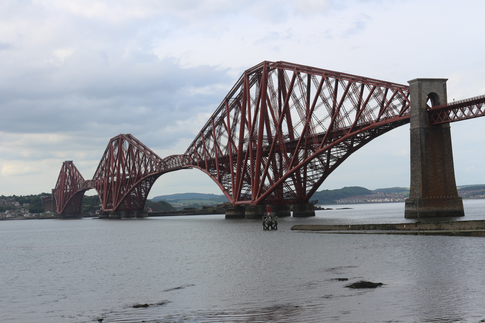 Die Forth Bridge ist eine zweigleisige Eisenbahnbrücke über den Firth of Forth, dem weit ins Land reichenden Mündungstrichter des Flusses Forth in Schottland.