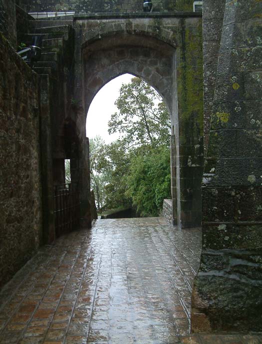 Das Tor schützt die oberen Stadtteile von Mont-Saint-Michel. Das Wetter war an diesem Tag furchtbar und es regnete wie aus Eimern.