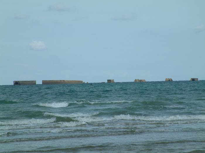 Große Betonblöcke des ehemaligen Ponton-Hafens in Arromanches