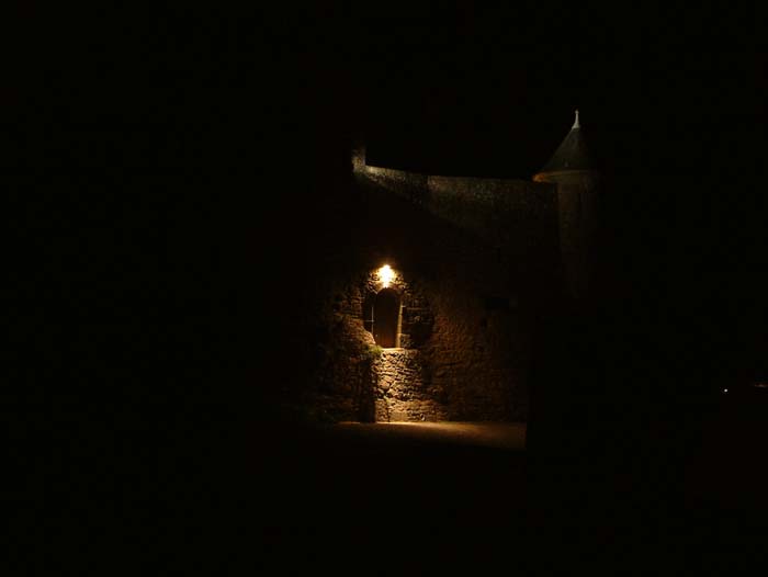 Licht und Schatten in den Straßen von Mont-Saint-Michel