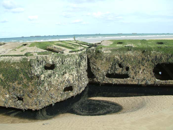 Großer Betonblock des ehemaligen Ponton-Hafens in Arromanches