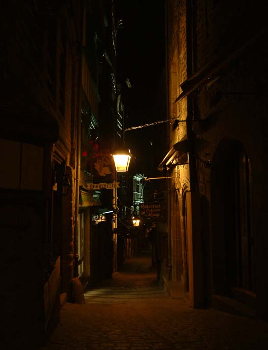 Altstadt von Mont-Saint-Michel bei Nacht