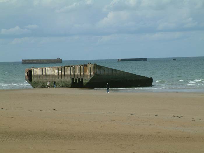 Große Betonblöcke des ehemaligen Ponton-Hafens in Arromanches