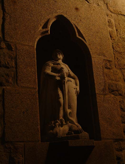 Steinfigur eines stolzen Ritters in der Mauer eines Gebäudes in& Mont-Saint-Michel