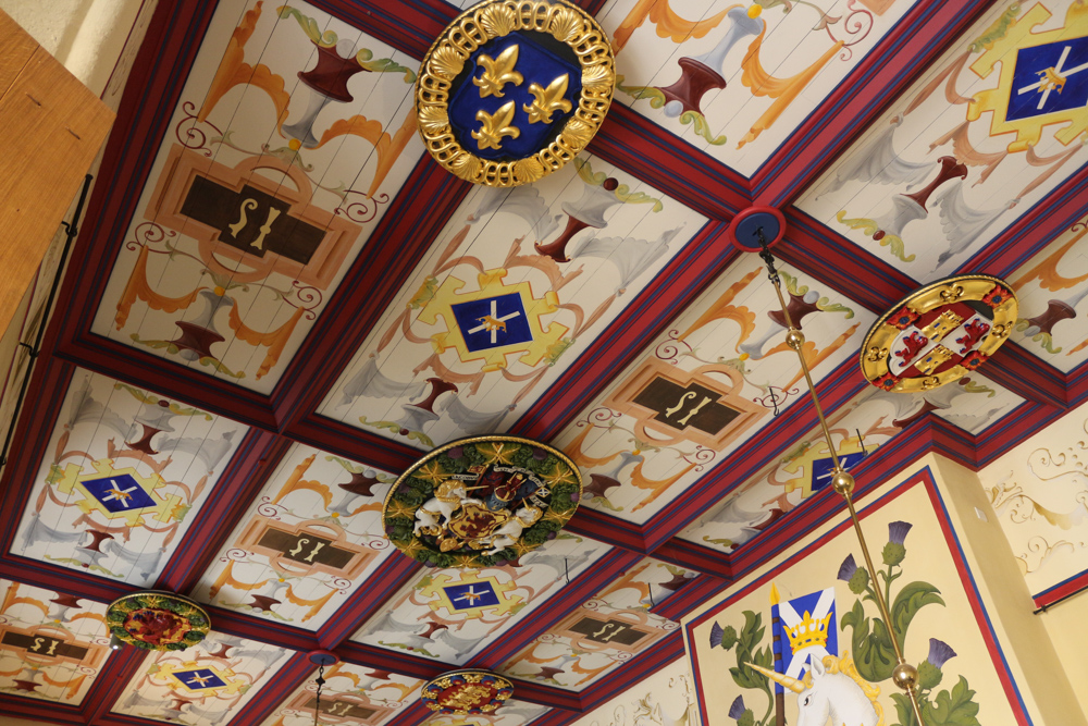 Zahlreiche bunte Wappen auf der hölzernen Decke in den Königlichen Gemächern des Stirling Castle
