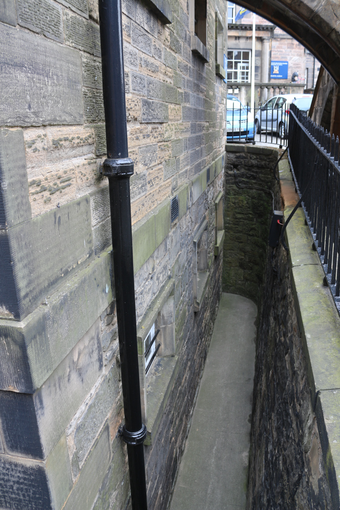 Das neuere Militärgefängnis unterhalb des Palastes im Edinburgh Castle