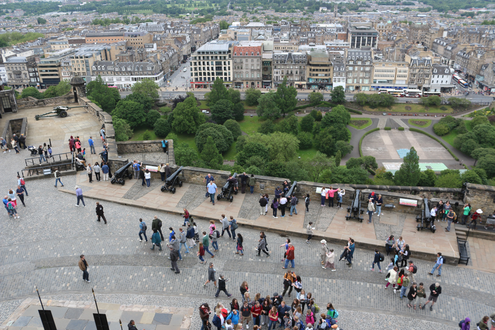 Die Argyle Geschützbatterie des Edinburgh Castle zielt direkt auf die Stadt