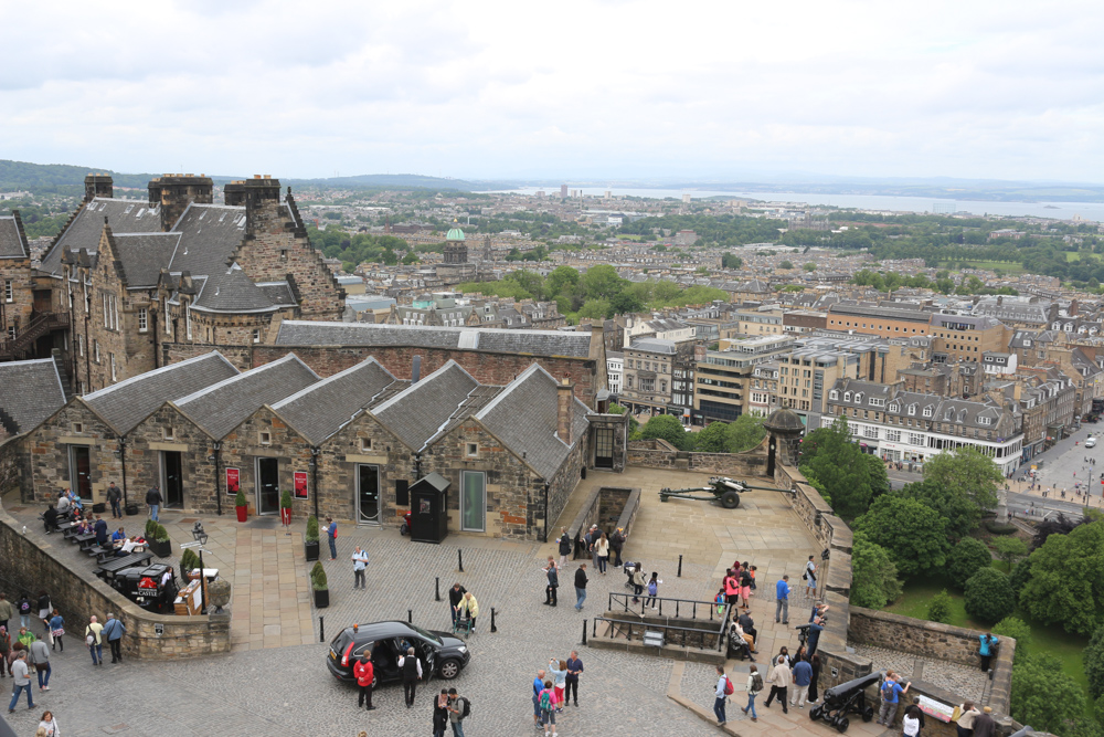 Blick vom Edinburgh Castle über die Stadt. Die Kanone auf der rechten Seite wird jeden Tag (außer Sonntags) um exakt 13:00 Uhr am Nachmittag abgefeuert.