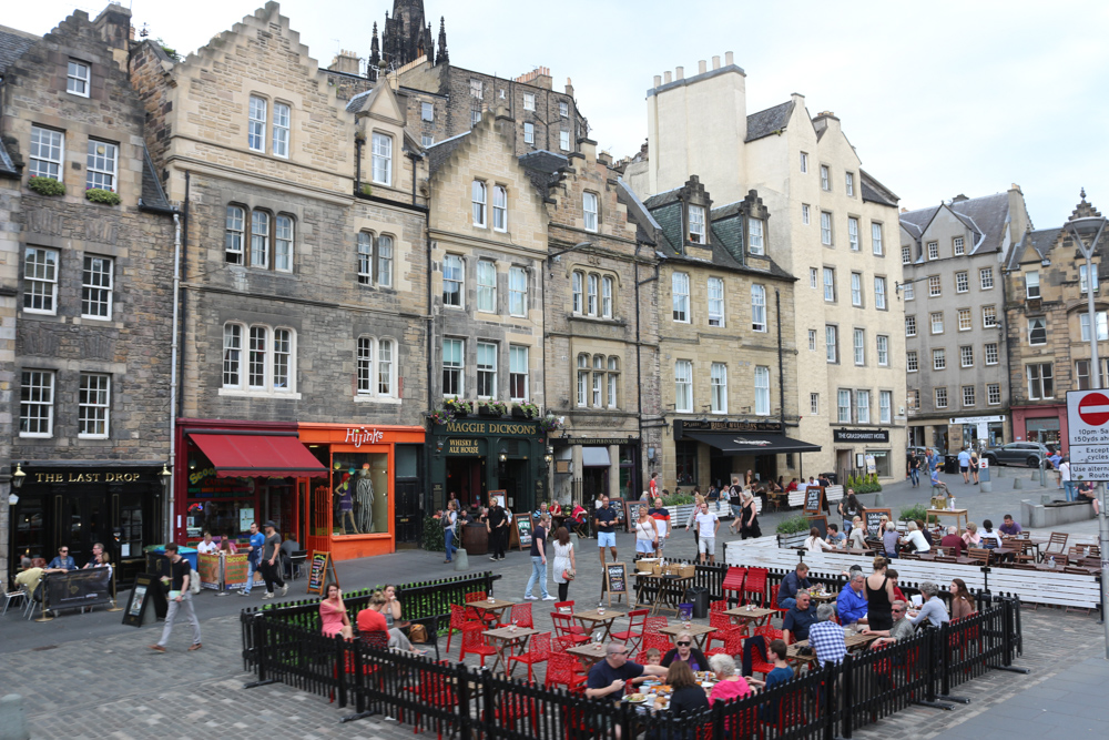 Der Grassmarket unterhalb des Edinburgh Castle