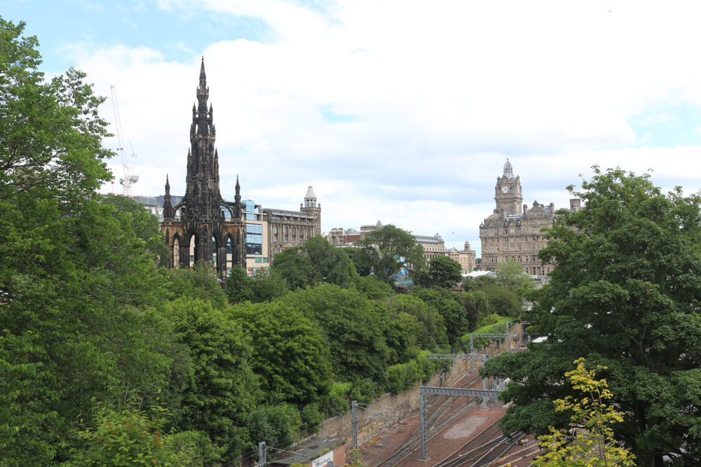 Denkmal für Sir Walter Scott und das Balmoral Hotel über der Bahnlinie durch Edinburgh