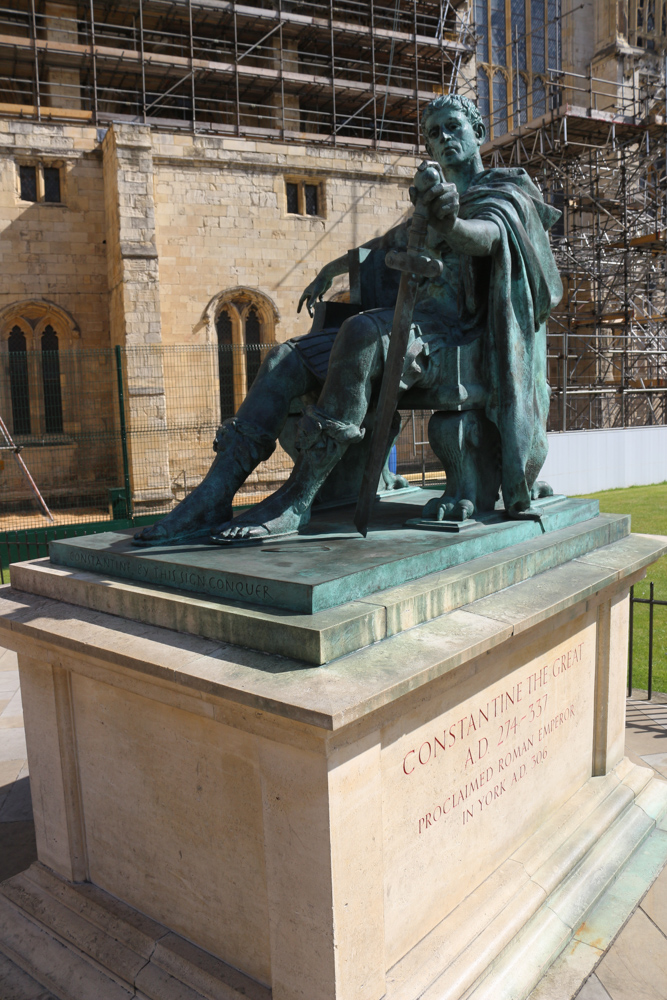 Statue von Konstantin dem Großen vor der gotischen Fassade des York Minster