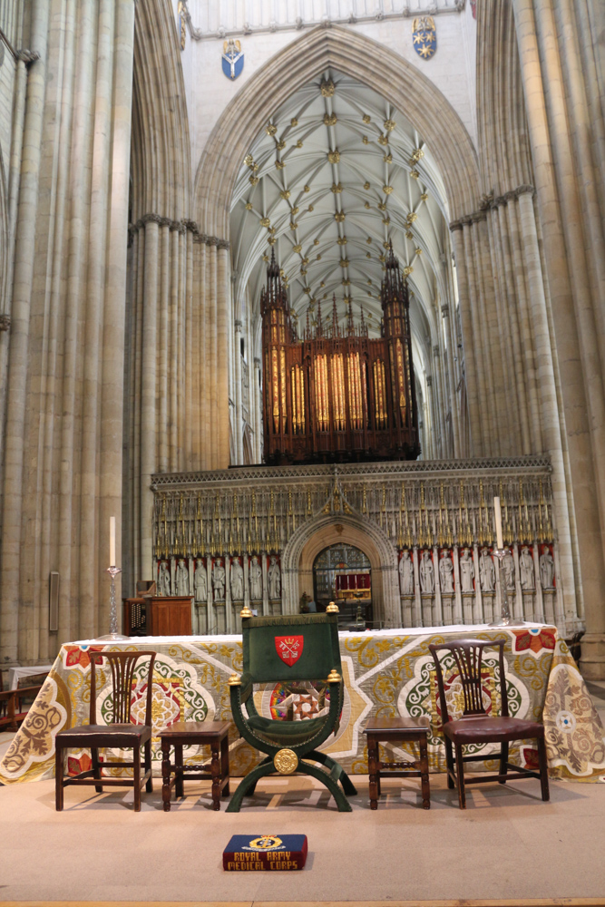 Hauptaltar und Chorschranke ("King's Screen") des York Minster