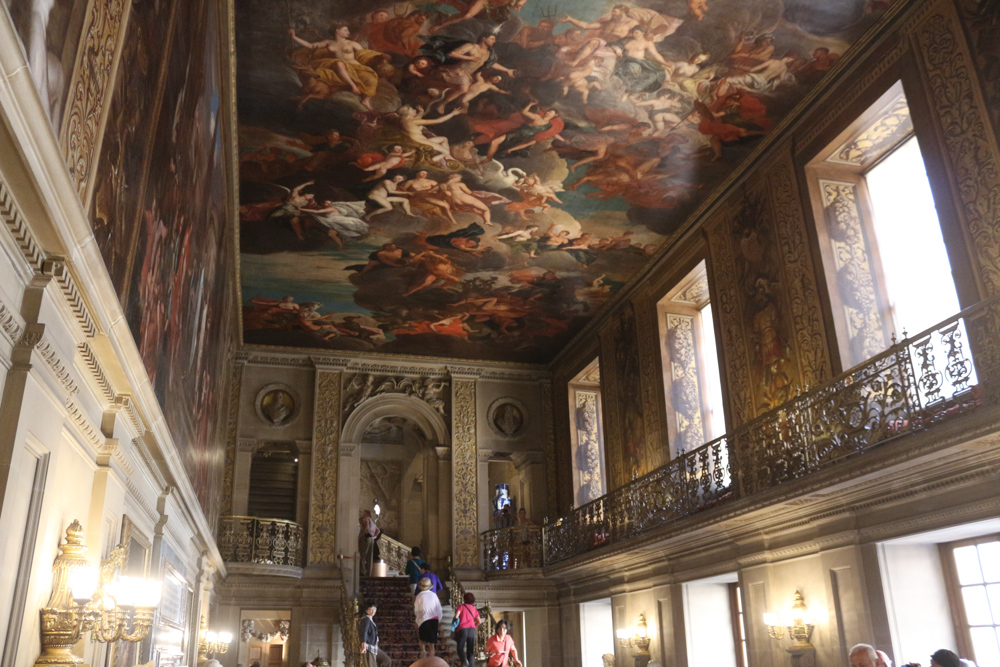 Die sogenannte Painted Hall mit der großen Prunktreppe des Chatsworth House Schlosses