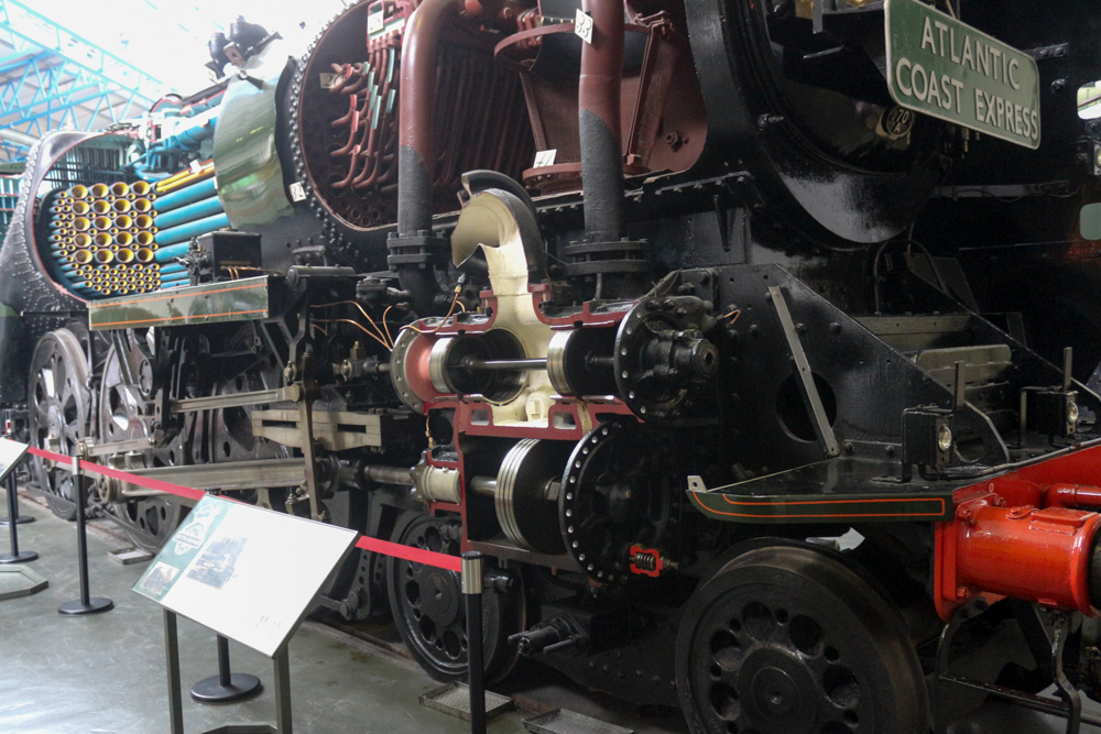 Nationales Eisenbahnmuseum: Ellerman Lines (1949) mit einem Aufschnitt der Dampflokomotive Nr. 35029 und den großen Zylindern.