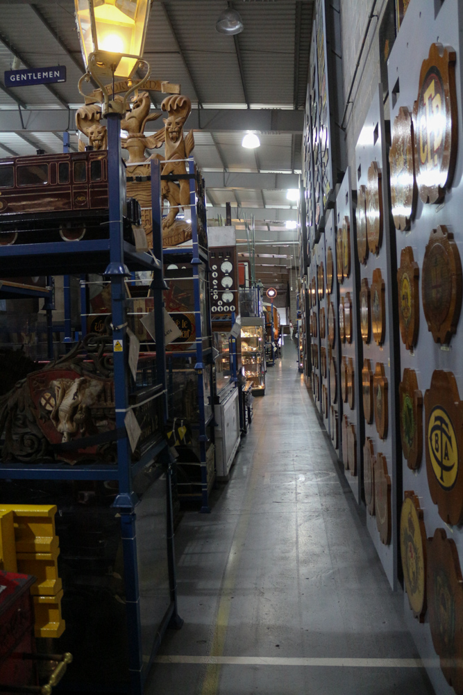 Nationales Eisenbahnmuseum: Lagerhalle mit einer verrückten Sammlung aller Arten von Eisenbahn Gegenständen. Schilder, Kunst, technische Ausrüstung, etc.