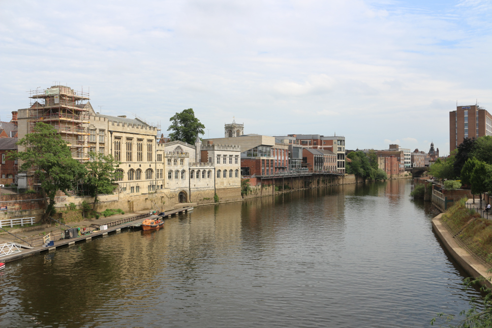 Der Fluss Ouse strömt durch die Innenstadt von York