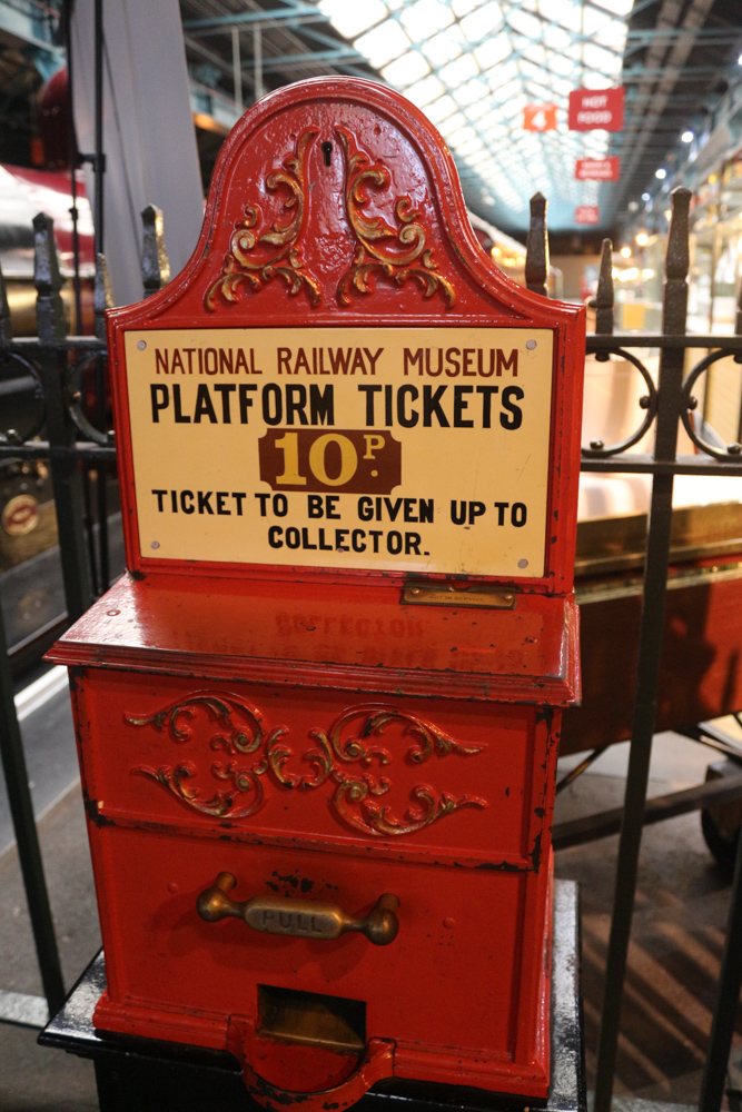 Nationales Eisenbahnmuseum: Altes Hinweisschild, das dazu auffordert die 10 Pence Plattformtickets an den Kontrolleur zu geben.