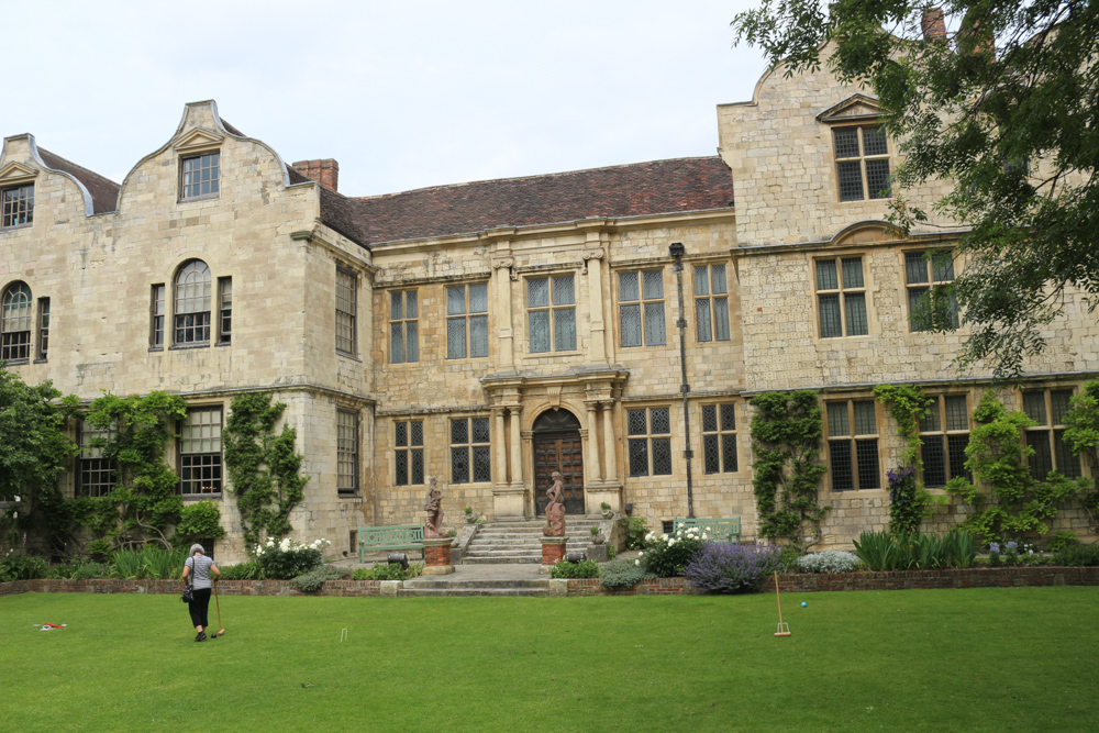 Das sogenannte Treasurer's House in York (Haus des Schatzmeisters) ist ein Museum voller Möbel, Keramiken, Textilien und Gemälden aus dem 17. und 18. Jahrhundert