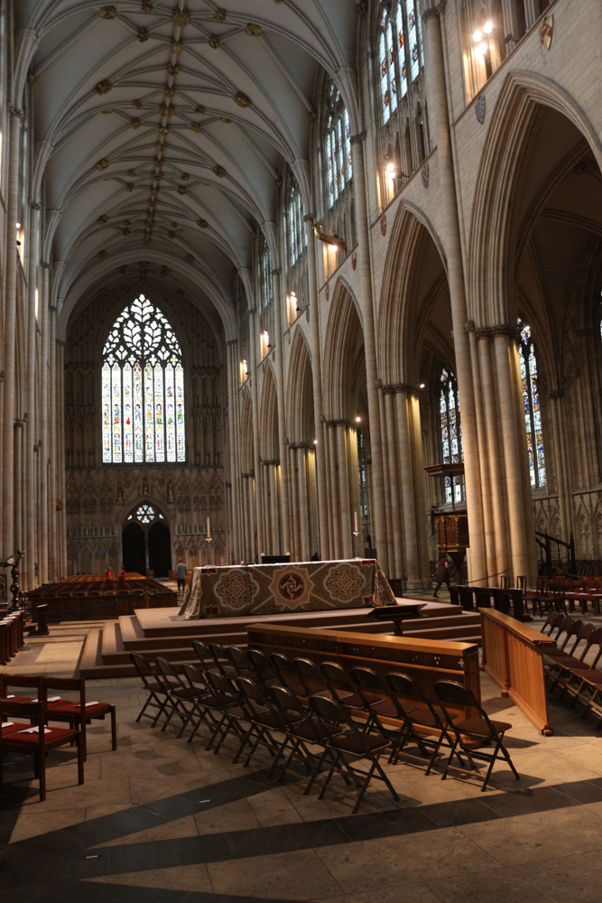 Hauptaltar des York Minster am frühen Abend