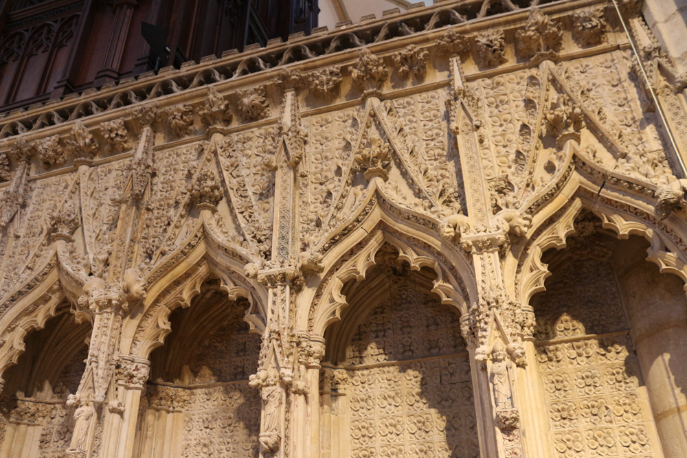 Details der unglaublich feinen Steinarbeiten der Chorschranke in der Kathedrale von Lincoln. Die Chorschranke wurde in den 1330er Jahren erbaut.