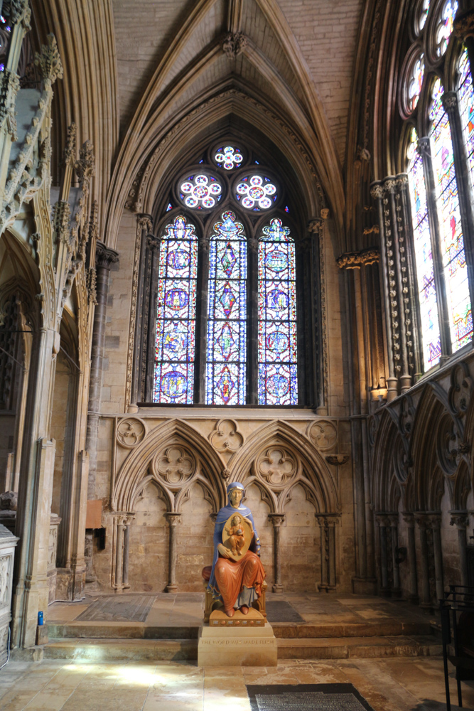 Statue der Jungfrau Maria im südöstlichen Querschiff der Kathedrale von Lincoln