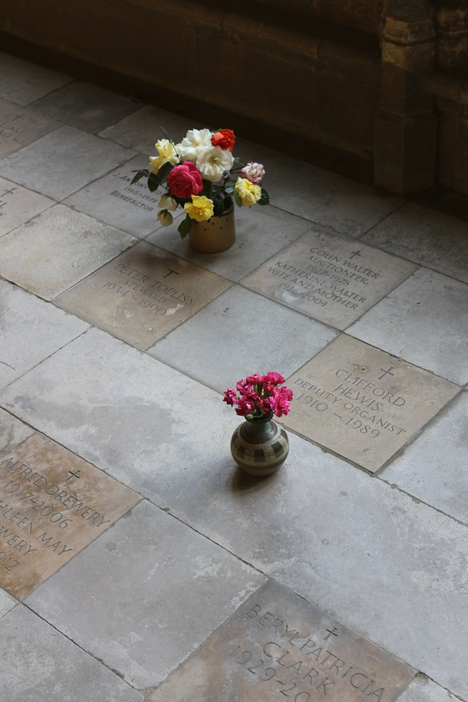 Mit Blumen geschmückte Gräber im Kreuzgang der Kathedrale von Lincoln