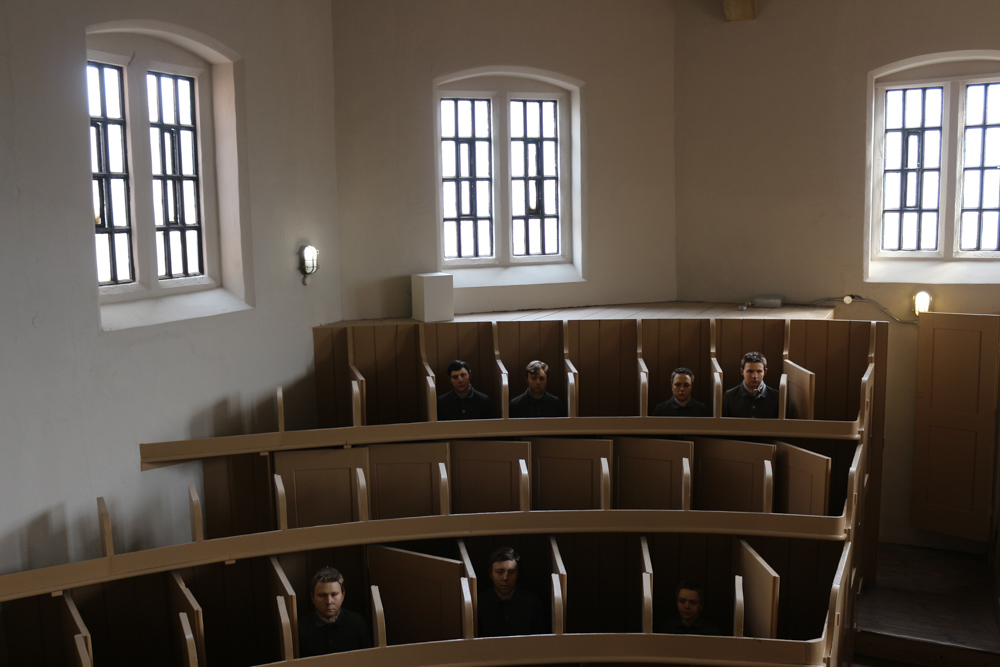 All prisoners of Lincoln Castle were kept in strict isolation. The Victorians believed in an isolating regime that kept prisoners apart from the corrupting influence of their fellow prisoners. This also included the daily church service. Each prisoner was put in one of these wooden boxes. From inside the box they can only see the preacher in front of them.