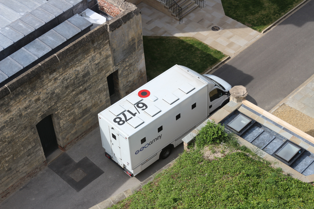 Ein Gefangenentransporter kommt im Lincoln Castle an