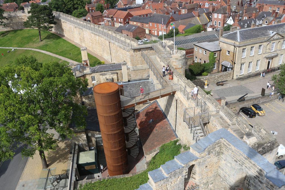 Neue moderne Eisentreppe hinauf auf die Mauern des Lincoln Castle