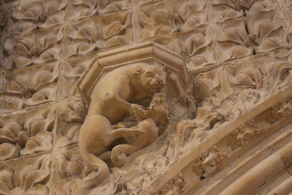 Details der unglaublich feinen Steinarbeiten der Chorschranke in der Kathedrale von Lincoln. Die Chorschranke wurde in den 1330er Jahren erbaut.