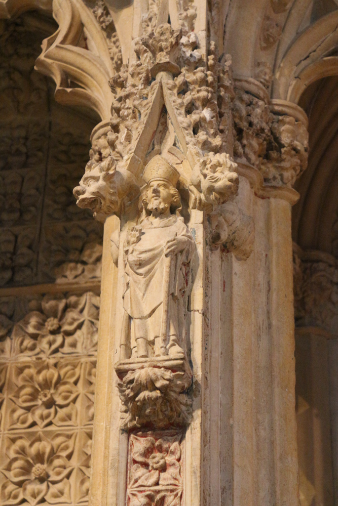 Details der unglaublich feinen Steinarbeiten der Chorschranke in der Kathedrale von Lincoln. Die Chorschranke wurde in den 1330er Jahren erbaut.