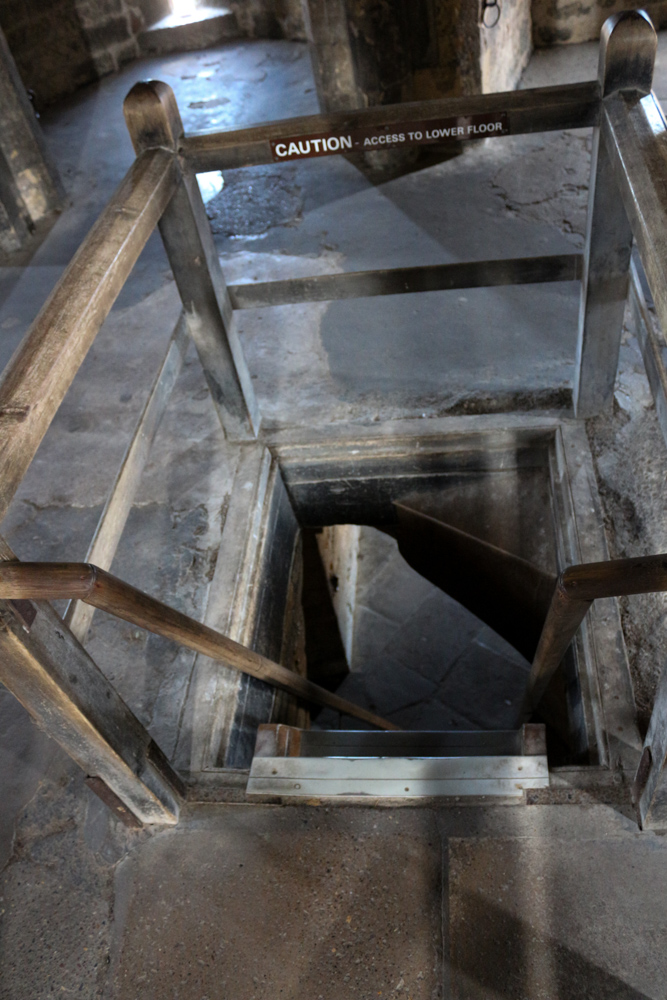 Treppe hinab in die unteren Etagen eines Wachturms auf den Außenmauern des Lincoln Castle