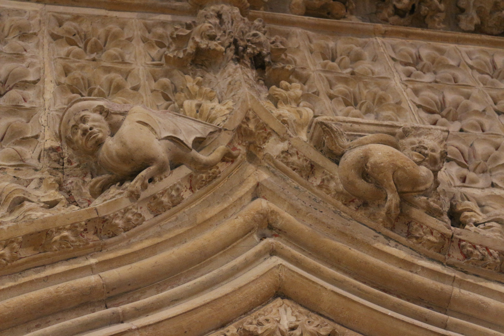 Details der unglaublich feinen Steinarbeiten der Chorschranke in der Kathedrale von Lincoln. Die Chorschranke wurde in den 1330er Jahren erbaut.