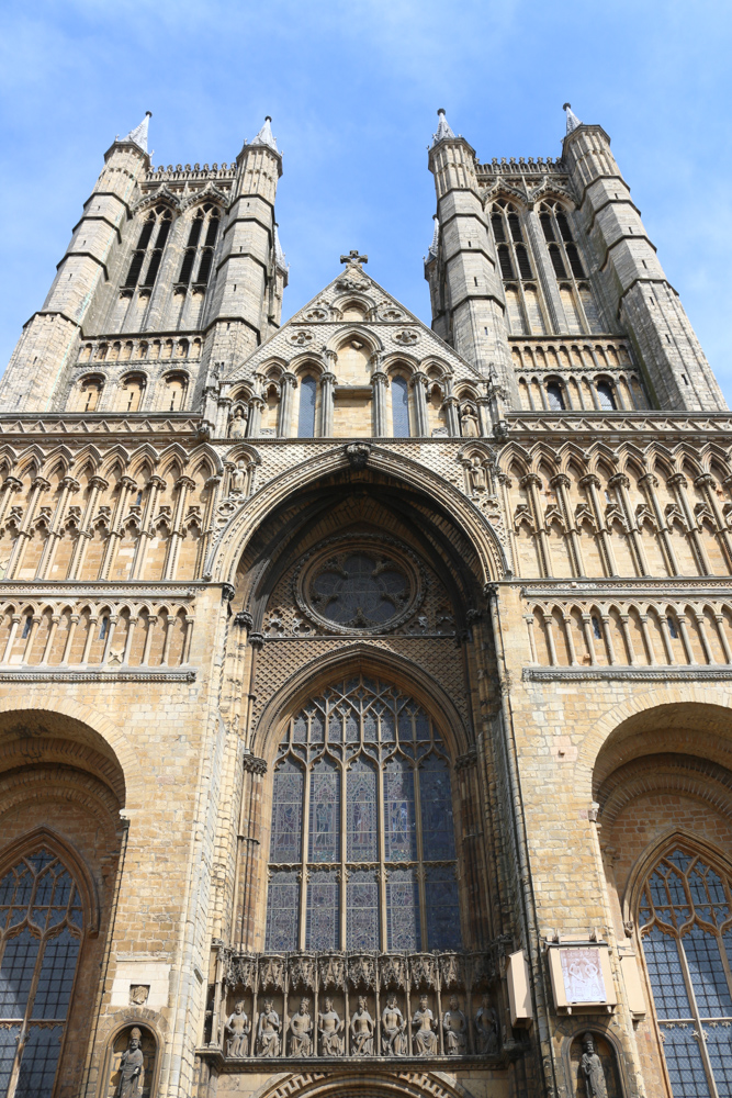 Hauptfassade und die zwei Türme der Kathedrale von Lincoln